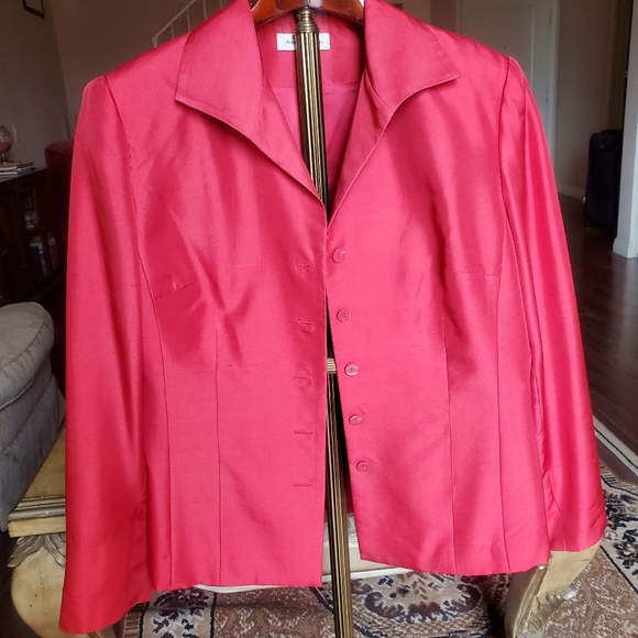 Short silk jacket. - Picture 2 of 3